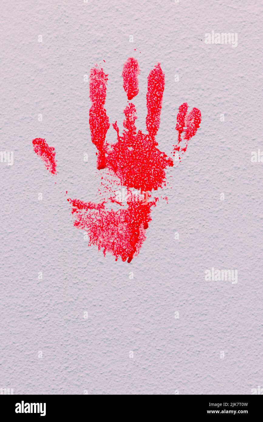 Impresión sangrienta de un sangrado de mano sobre un fondo blanco. Foto de stock