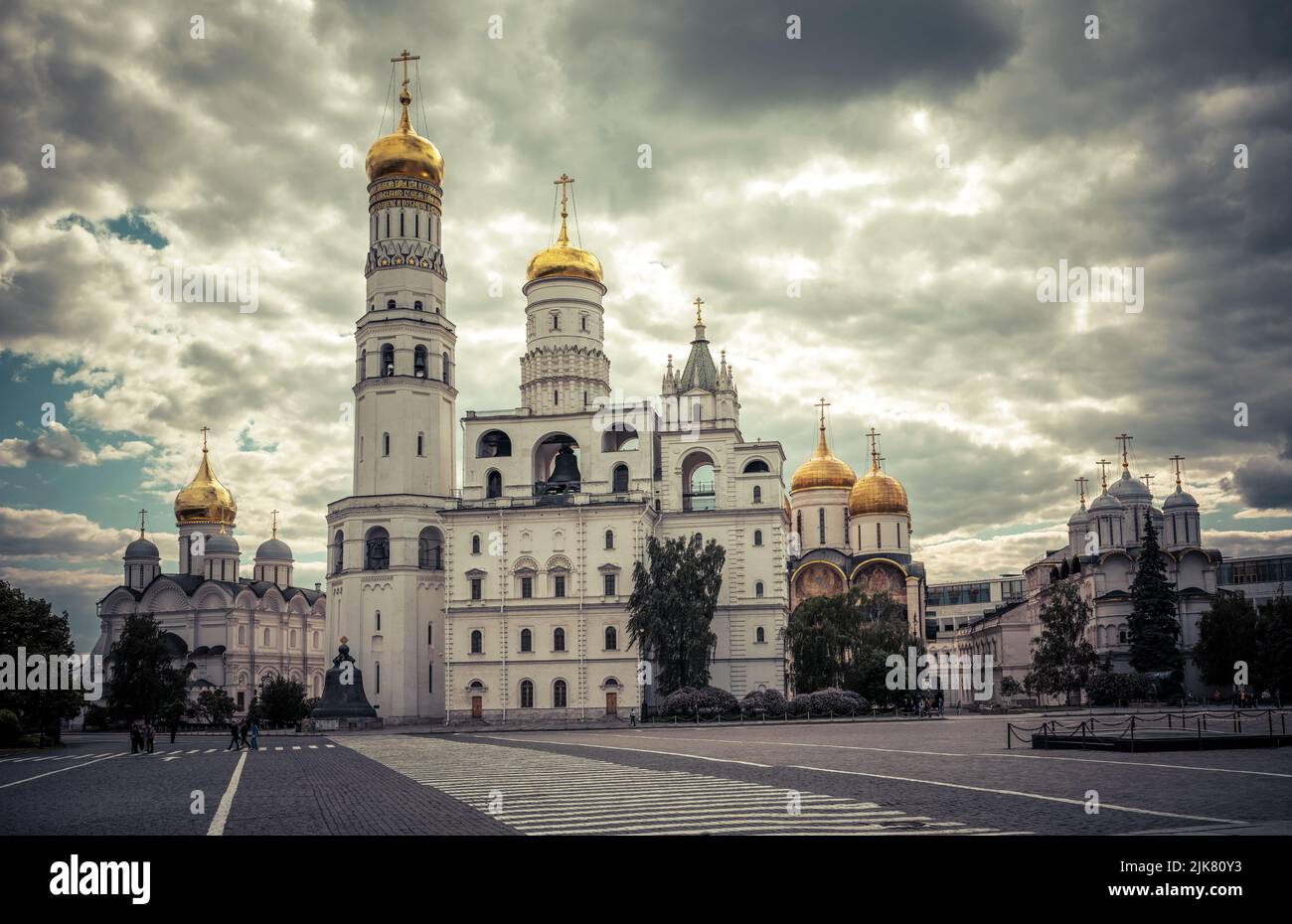 Catedrales e iglesias rusas en el Kremlin de Moscú, Rusia. Paisaje de los antiguos templos ortodoxos de Moscú, vista espectacular de los monumentos históricos de Moscú Foto de stock