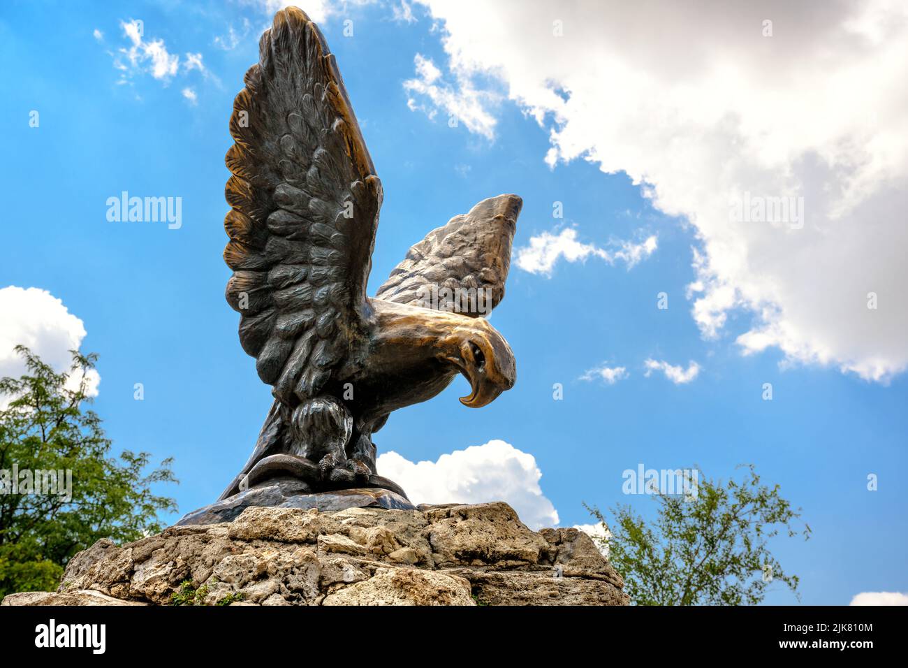 Escultura del águila en Pyatigorsk, Krai de Stavropol, Rusia. Paisaje histórico de la ciudad de referencia, antiguo símbolo de Pyatigorsk instalado en 1901. Estatua de bronce Foto de stock