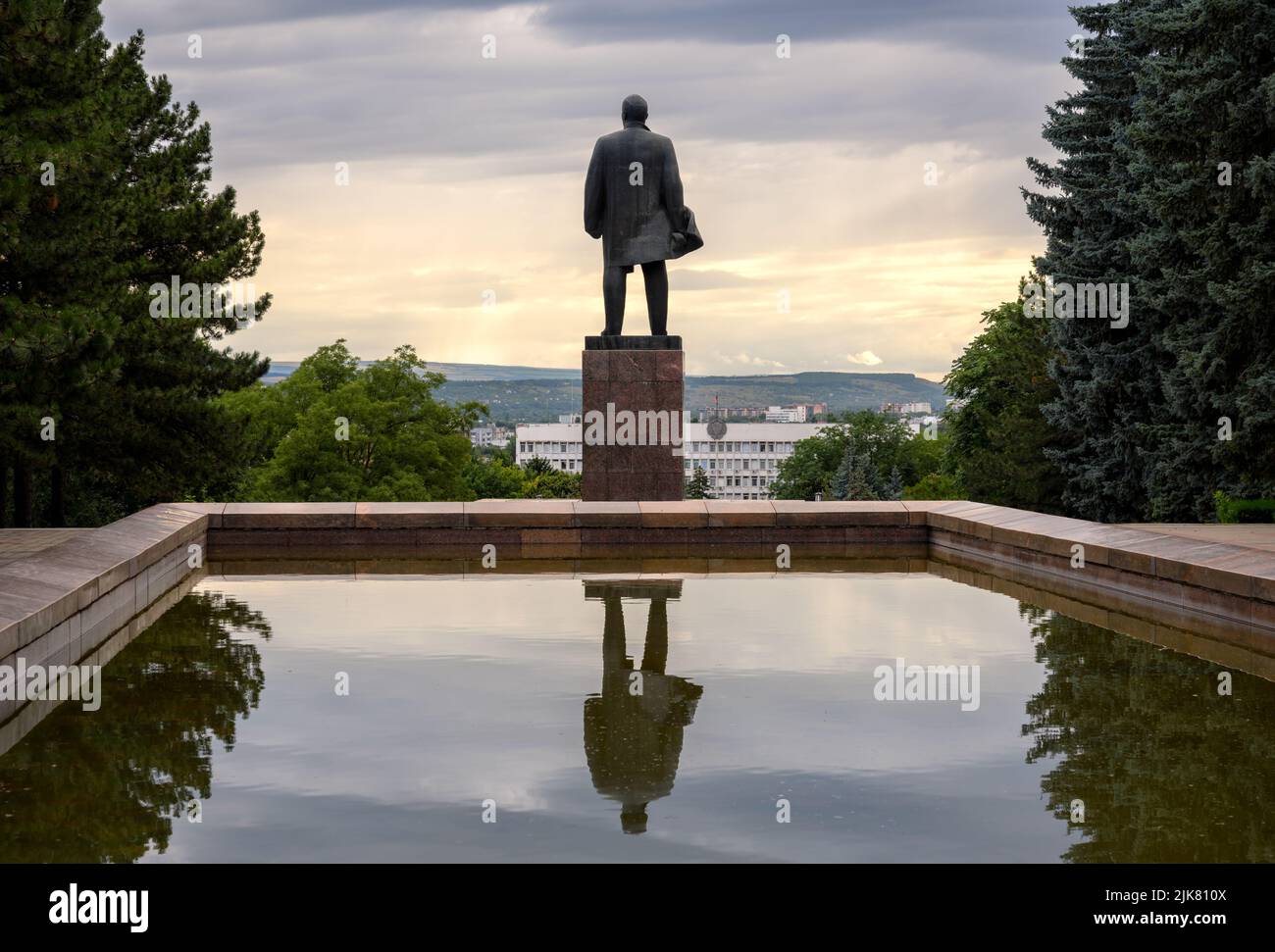 Monumento a Lenin al atardecer, Pyatigorsk, Krai de Stavropol, Rusia. Paisaje de la antigua gran estatua, monumento histórico de la ciudad de Pyatigorsk instalado en 1971. Foto de stock