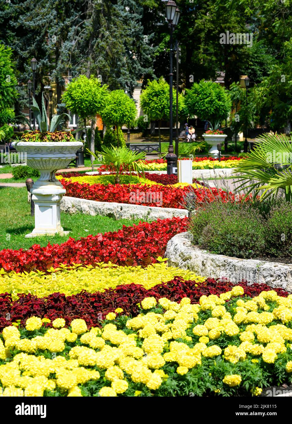 Jardín de flores del parque en Pyatigorsk, Rusia. Hermoso paisaje del centro de la ciudad de Pyatigorsk en verano. Este lugar es atracción turística de Pyatigorsk en S. Foto de stock