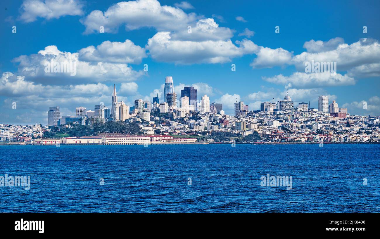 SAN FRANCISCO, CALIFORNIA - 25 de abril de 2022: San Francisco es la ciudad 13th-más poblada en los EE.UU. Y es conocida por sus veranos frescos, niebla, rueding h Foto de stock