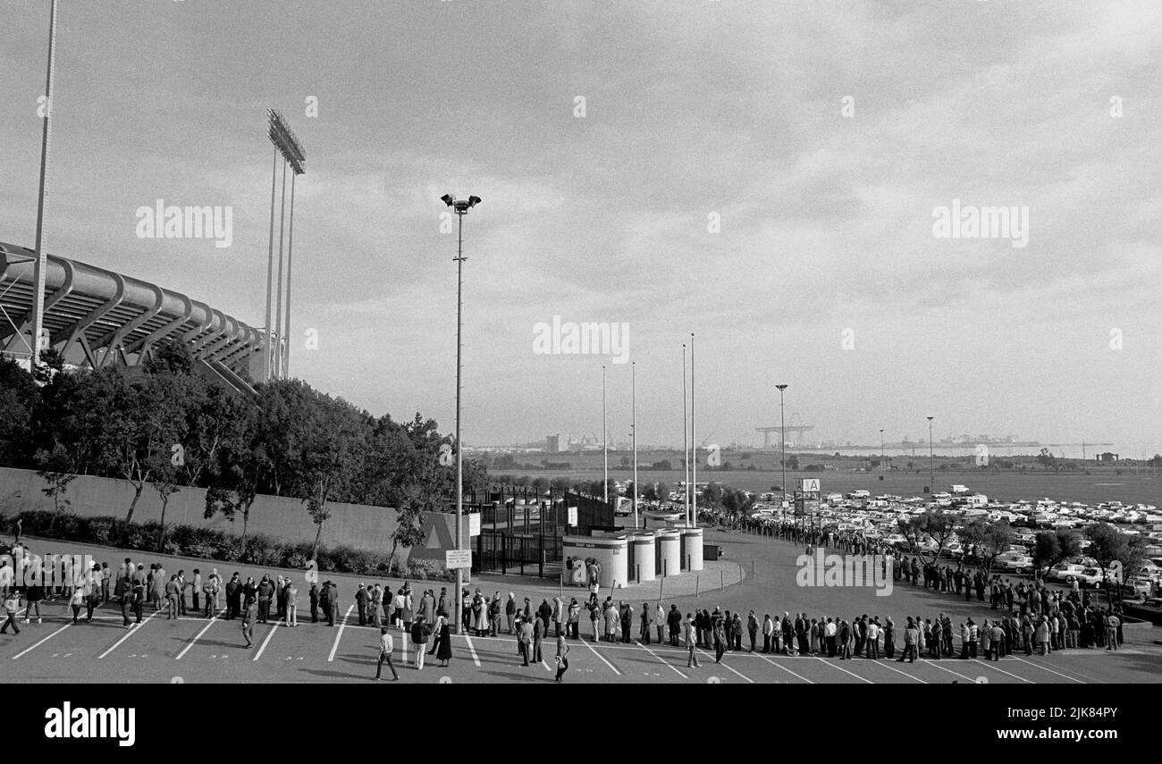 Cuarenta aficionados del equipo de fútbol de los Niners se reunieron en las afueras del estadio Candlestick Park de San Francisco para comprar entradas para el partido de la Super Bowl. Enero 1985 Foto de stock