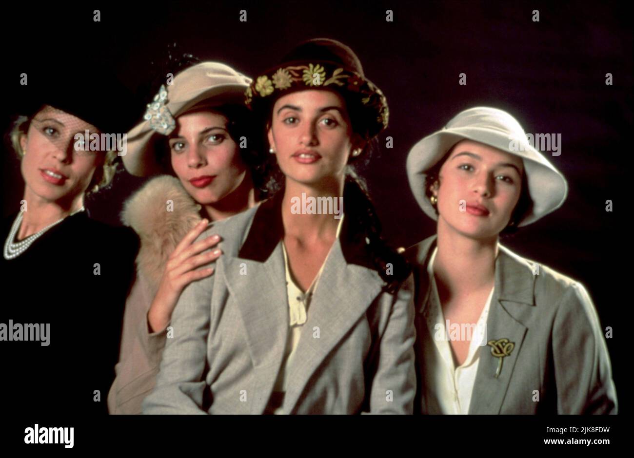 Miriam Díaz Aroca, Ariadna Gil, Penélope Cruz & Maribel Verdu Película: Belle Epoque (1992) Personajes: Clara, Violeta, Luz, Rocío Director: Fernando Trueba 04 Diciembre 1992 **ADVERTENCIA** Esta fotografía es sólo para uso editorial y es copyright de LAS IMÁGENES DE SONY y/o del fotógrafo asignado por la Film o Production Company y sólo puede ser reproducida por publicaciones en conjunción con la promoción de la película anterior. Se requiere un crédito obligatorio para SONY PICTURES. El fotógrafo también debe ser acreditado cuando se conoce. No se puede conceder ningún uso comercial sin la autorización escrita del FI Foto de stock