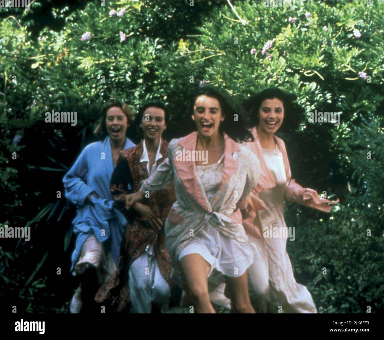 Maribel Verdu, Miriam Díaz Aroca, Penélope Cruz & Ariadna Gil Película: Belle Epoque (1992) Personajes: Rocío, Clara, Luz, Violeta Directora: Fernando Trueba 04 Diciembre 1992 **ADVERTENCIA** Esta fotografía es sólo para uso editorial y es copyright de LAS IMÁGENES DE SONY y/o del fotógrafo asignado por la Film o Production Company y sólo puede ser reproducida por publicaciones en conjunción con la promoción de la película anterior. Se requiere un crédito obligatorio para SONY PICTURES. El fotógrafo también debe ser acreditado cuando se conoce. No se puede conceder ningún uso comercial sin la autorización escrita del FI Foto de stock