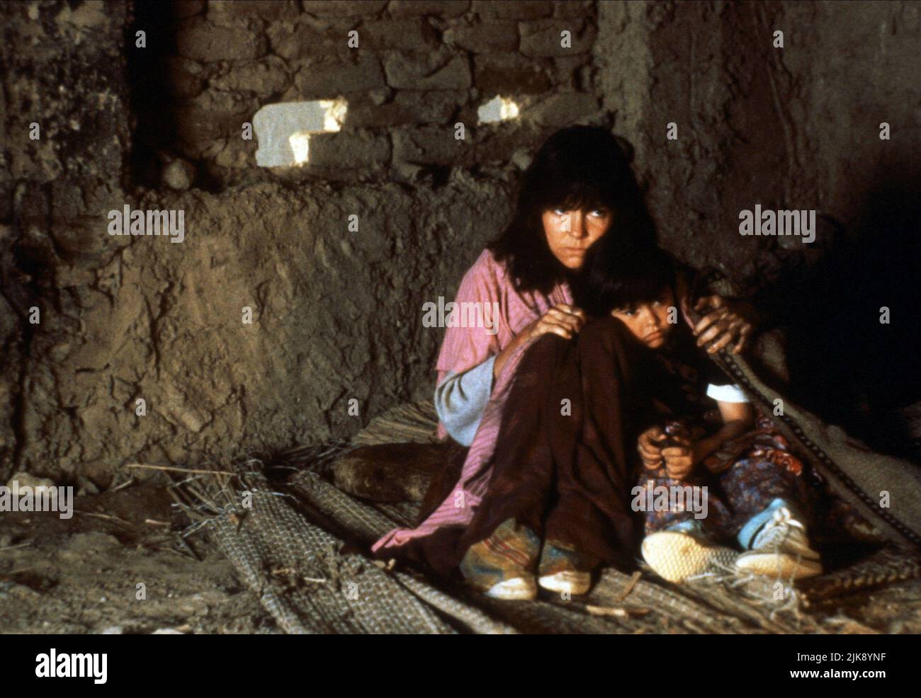 Sally Field & Sheila Rosenthal Película Not Without My Daughter (1991) Personajes Betty