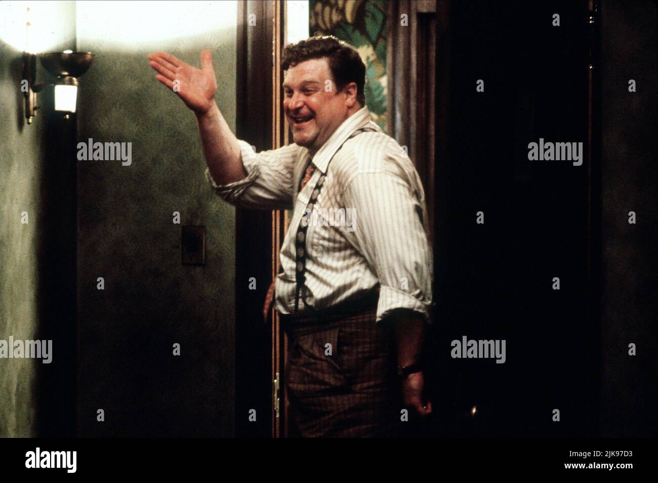 John Goodman Película: Barton Fink (USA/UK 1991) Personajes: Charlie Meadows Director: Joel Coen, Ethan Coen (Uncred) 21 de agosto de 1991 **ADVERTENCIA** Esta fotografía es para uso editorial solamente y es copyright del TÍTULO DE TRABAJO y/o del fotógrafo asignado por la Film o Production Company y sólo puede ser reproducida por publicaciones en conjunción con la promoción de la película anterior. Se requiere un crédito obligatorio para EL TÍTULO DE TRABAJO. El fotógrafo también debe ser acreditado cuando se conoce. No se puede conceder ningún uso comercial sin la autorización escrita de la Film Company. Foto de stock