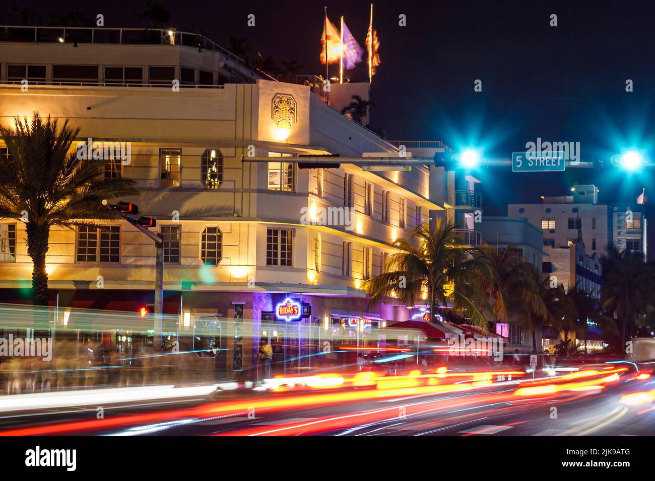 Miami Beach Florida, South Beach, Ocean Drive, vida nocturna noche después de anochecer, tráfico TGI Friday restaurantes fuera Foto de stock