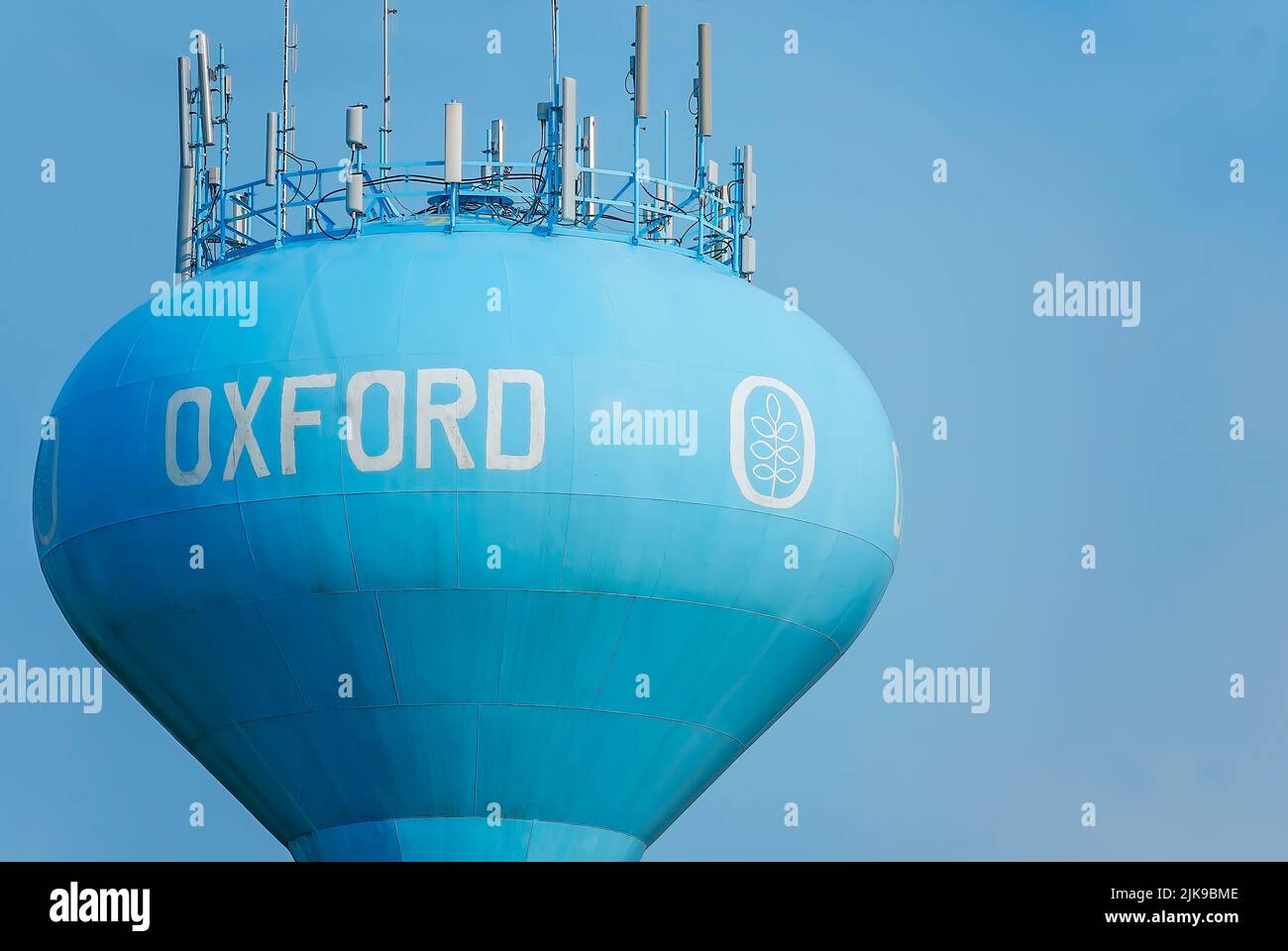 Una torre de agua pintada se muestra el 6 de agosto de 2011, en Oxford, Mississippi. Foto de stock