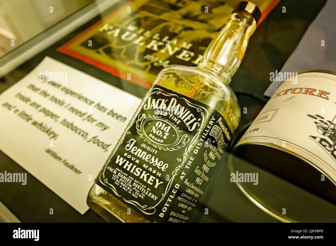 Una botella de whisky antiguo nº 7 de Jack Daniel y una lata de tabaco se muestran en Rowan Oak, el 30 de mayo de 2015, en Oxford, Mississippi. Foto de stock