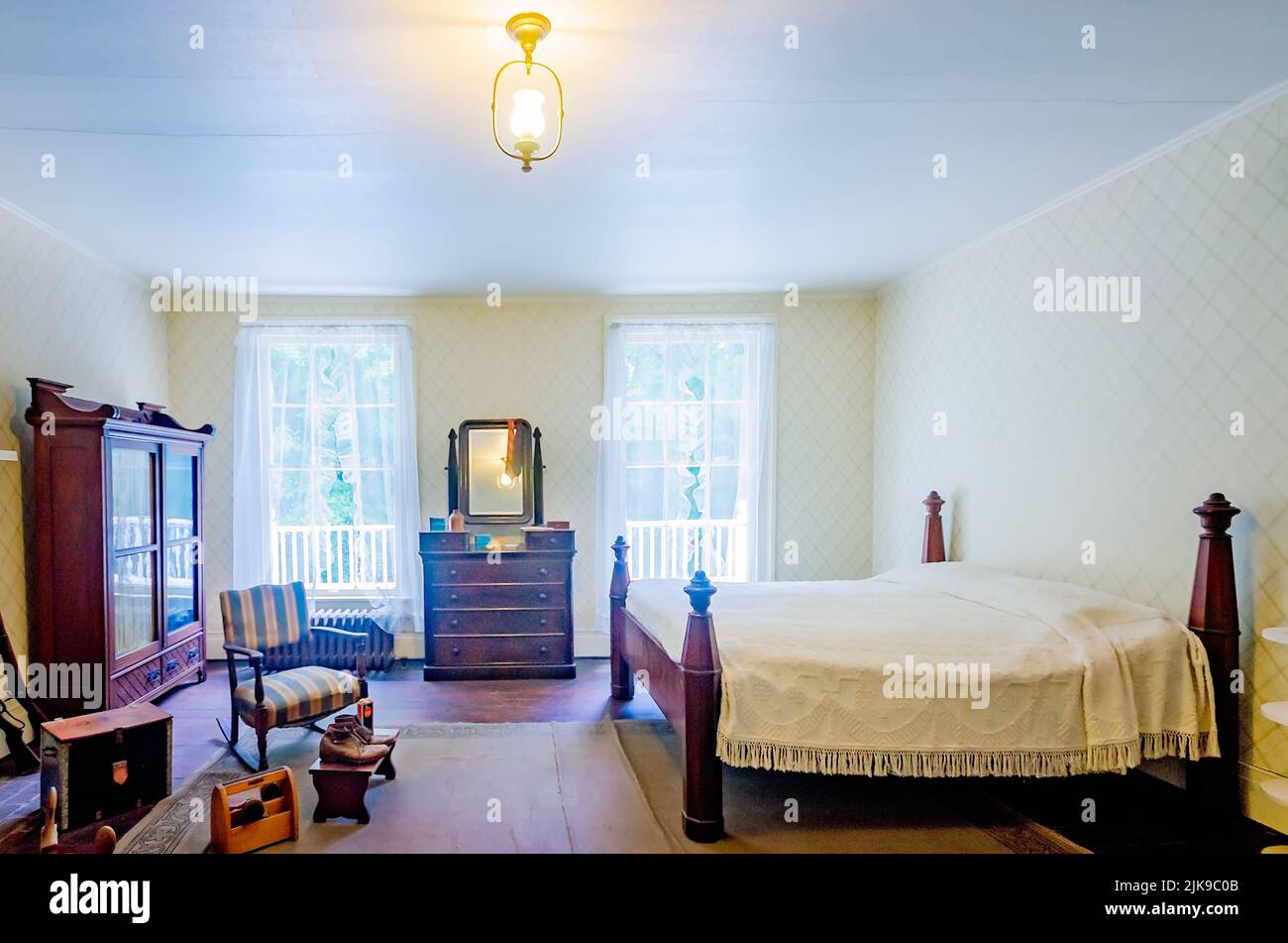 Artículos personales llenan el dormitorio de William Faulkner en Rowan Oak, 30 de mayo de 2015, en Oxford, Mississippi. Las botas de montar de Faulkner se exhiben prominente. Foto de stock