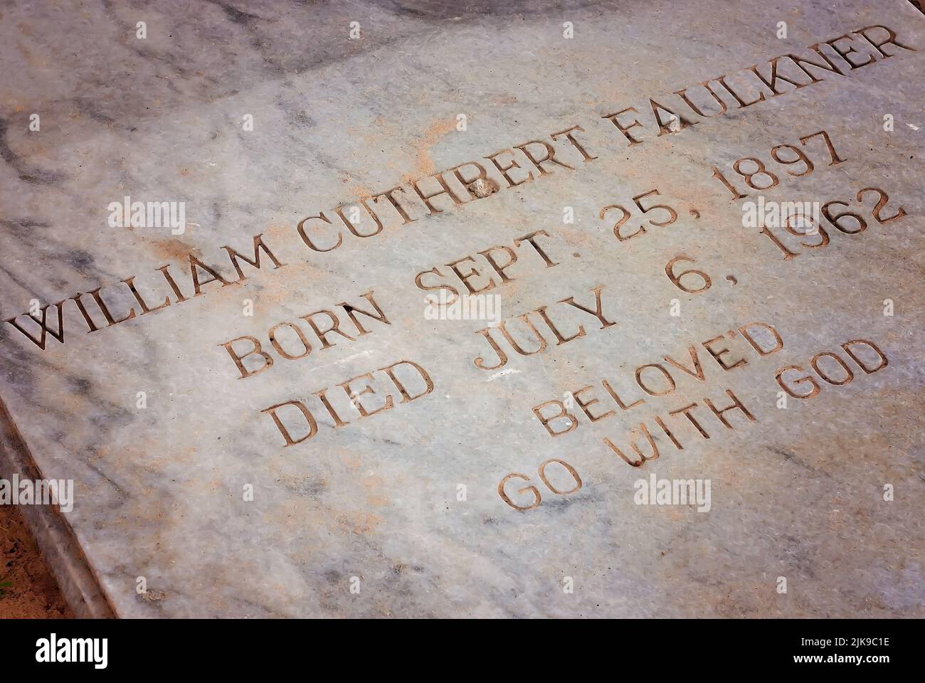 La tumba de William Faulkner se muestra el 17 de julio de 2011 en Oxford, Mississippi. Faulkner es un famoso autor sureño. Foto de stock