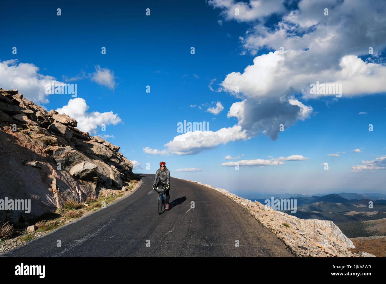 Ciclismo en la empinada carretera hasta la cima del Monte Evans, Montañas Rocosas, Colorado, EE.UU Foto de stock
