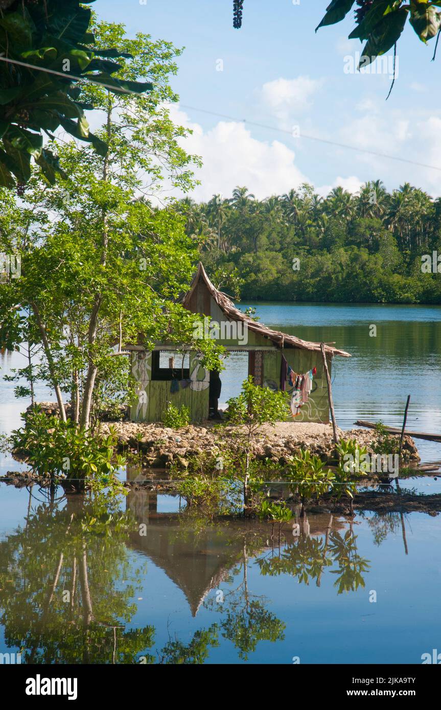 Casa flotante en el pueblo de Hambere, isla Kolombangara, Islas Salomón Foto de stock