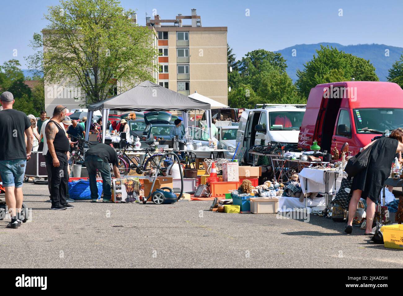 Heidelberg, Alemania - 2022 de agosto: Mercadillo mensual en la plaza de Messeplatz Foto de stock