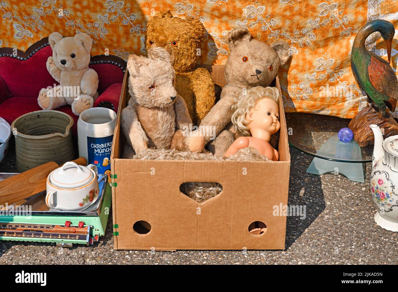 Heidelberg, Alemania - 2022 de agosto: Caja con viejos osos de peluche y muñeca en el mercado de pulgas Foto de stock