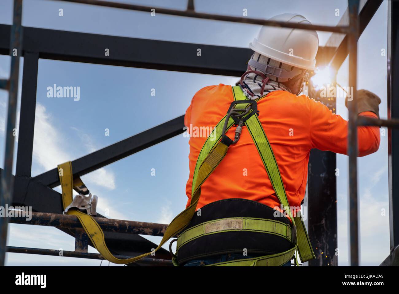 Soldador de techo de acero industrial con dispositivo anticaída para  trabajador con ganchos para arnés de seguridad en la obra Fotografía de  stock - Alamy