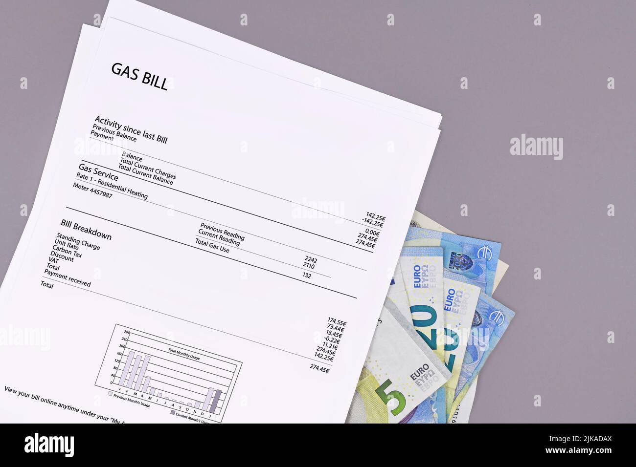 Documento de factura de gas con billetes en euros Foto de stock