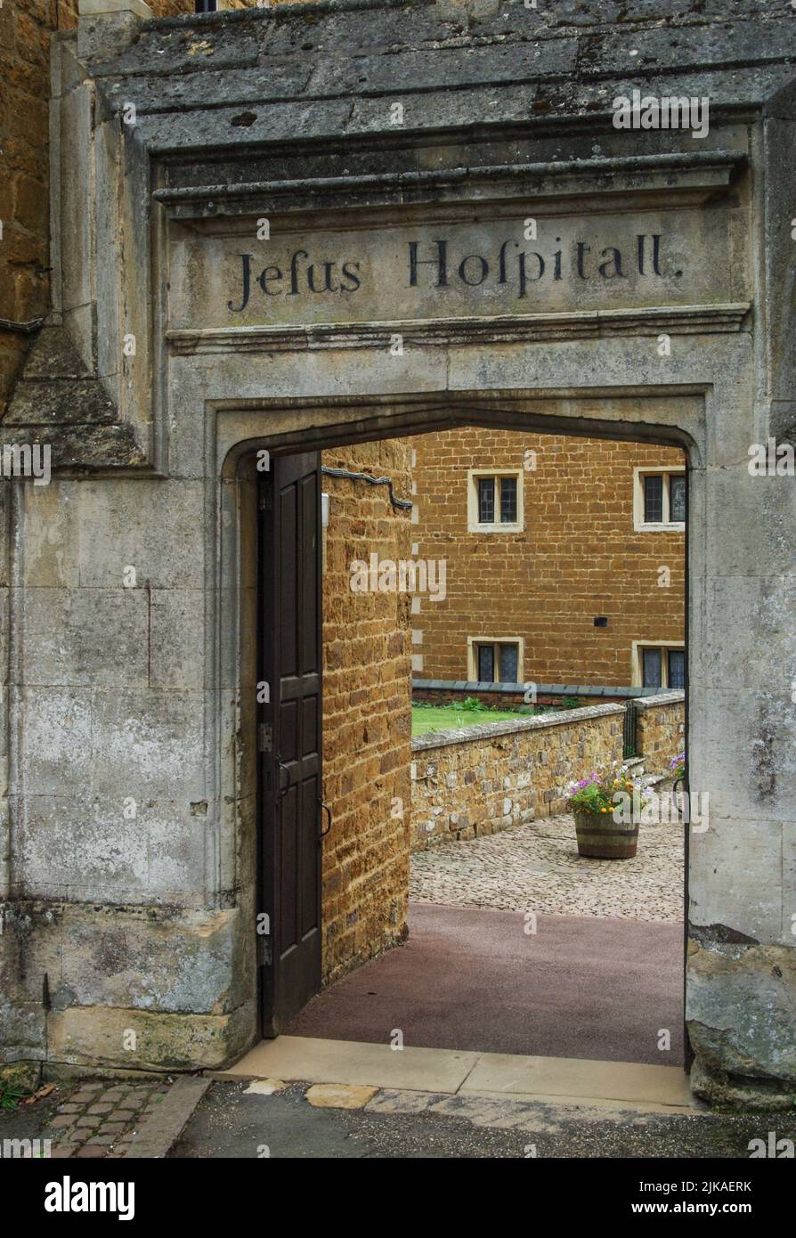 Entrada original, con inscripción al Hospital Jesus, construido en 1591, Rothwell, Northamptonshire, Reino Unido; llevando a los almshouses de una fecha posterior. Foto de stock
