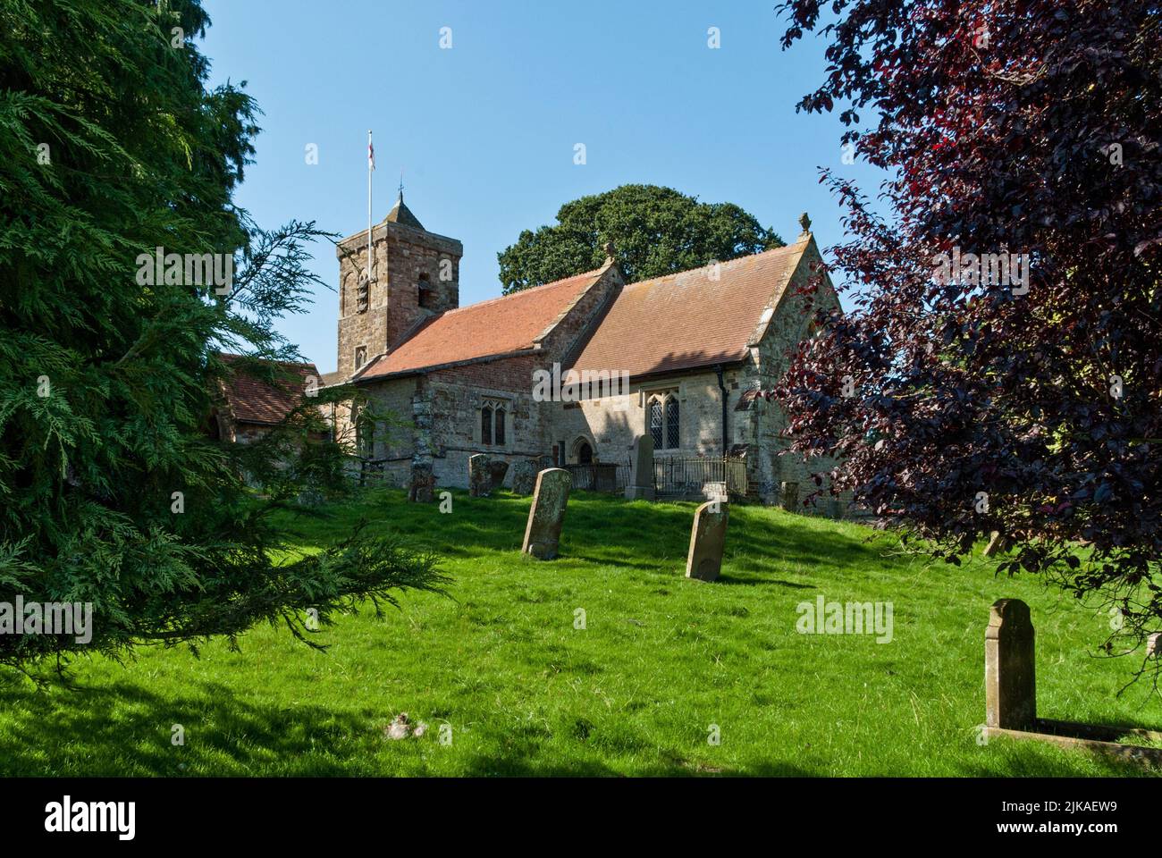 Vista exterior de la iglesia de St Botolph en el pueblo de SAlapton, Northamptonshire, Reino Unido; las partes más antiguas datan del siglo 13th Foto de stock