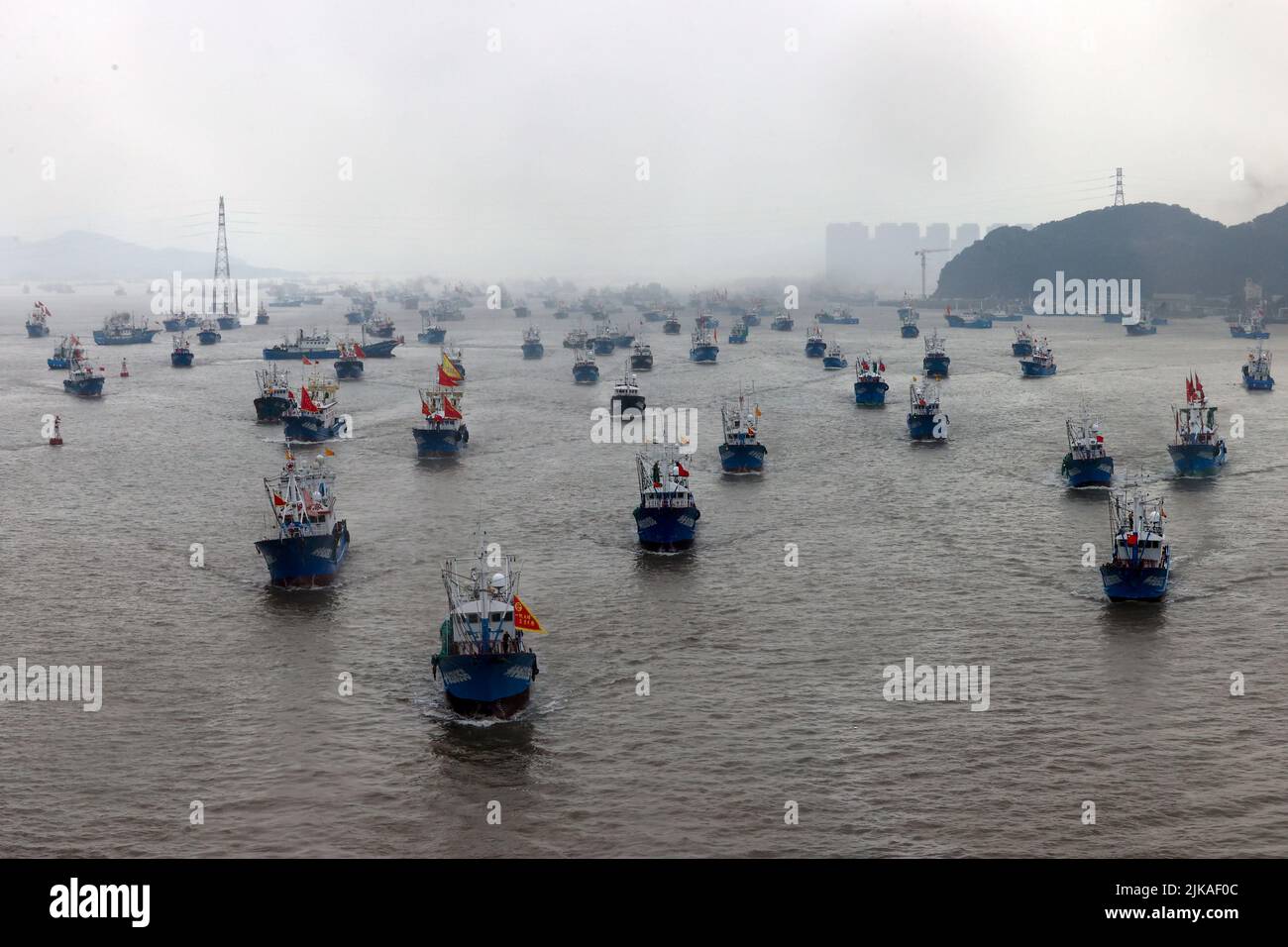 NINGBO, CHINA - 1 DE AGOSTO de 2022- Una foto aérea muestra un gran número  de barcos de pesca que se dirigen hacia el Mar de China Oriental en la  ciudad de