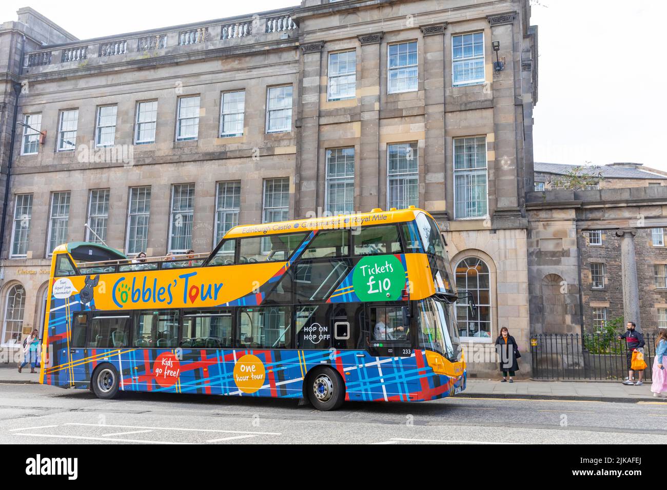 Edimburgo Cobbles tour autobús de dos pisos City explorer en Princes Street en el centro de Edimburgo, verano de 2022, Escocia, Reino Unido Foto de stock