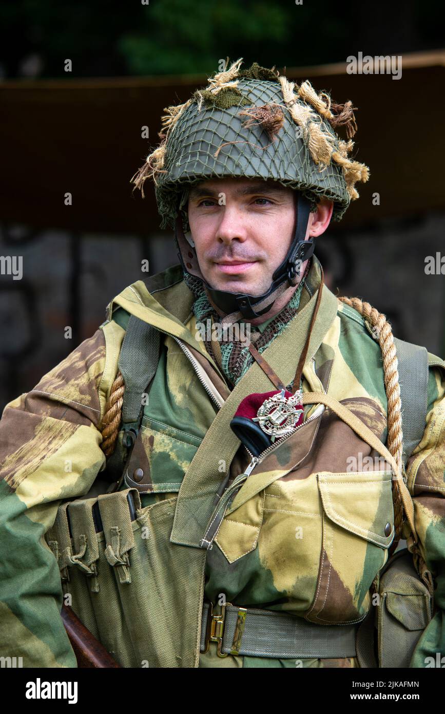 Un re-actor con la Asociación Normandy44 que representa a un soldado del Batallón 7th propio Borderers Escocés del Rey Foto de stock