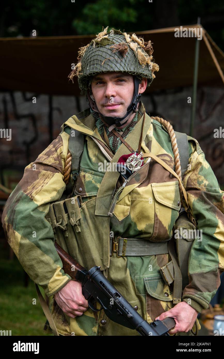 Un re-actor con la Asociación Normandy44 que representa a un soldado del Batallón 7th propio Borderers Escocés del Rey Foto de stock
