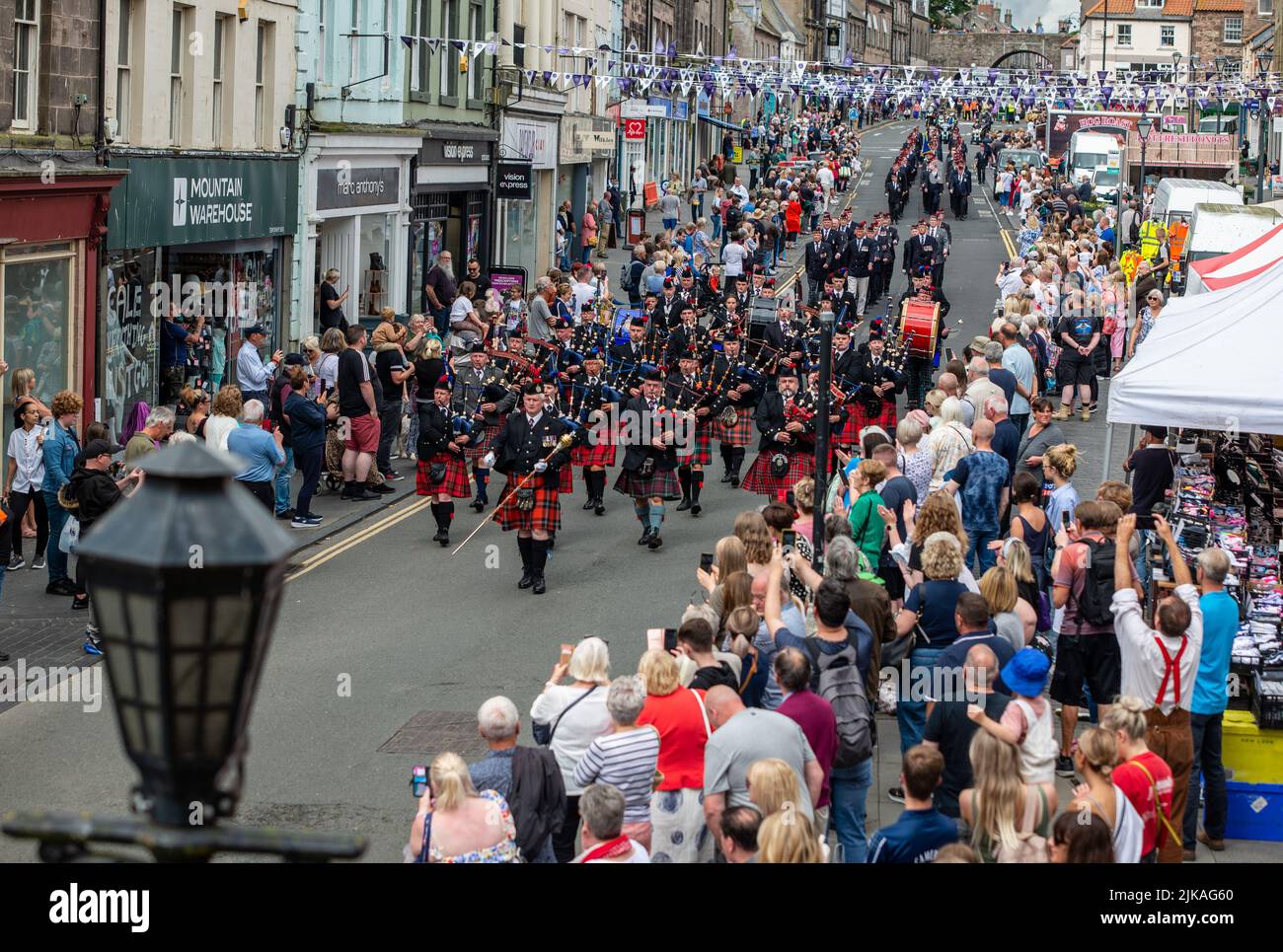 Minden Day Parade en Berwick Upon Tweed con veteranos de los propios Borderers escoceses del rey marchando por Marygate para marcar la Batalla de Minden en 1759 Foto de stock