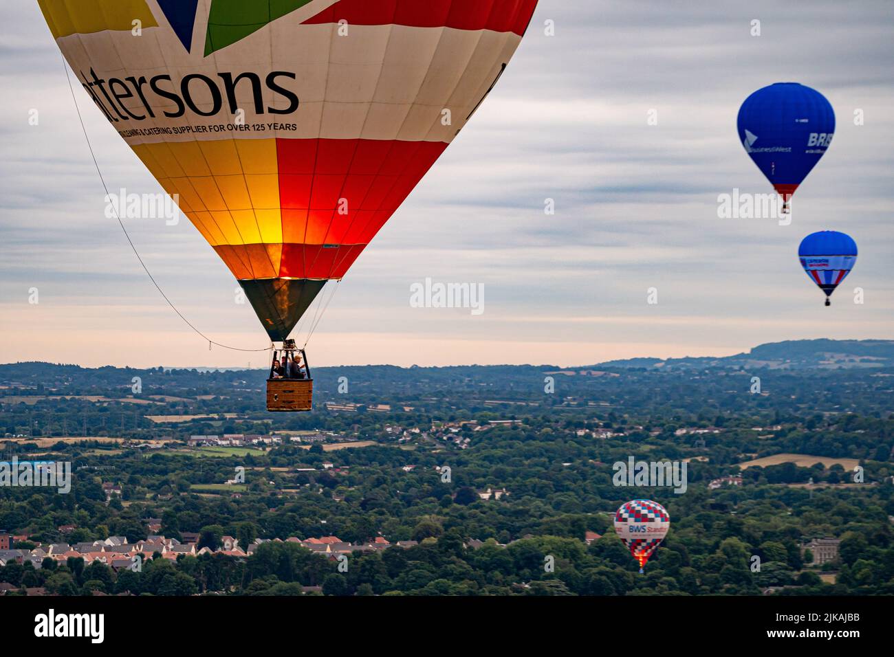 Los globos vuelan sobre Bristol, antes de la Bristol International Balloon Fiesta 2022. Fecha de la foto: Lunes 1 de agosto de 2022. Foto de stock