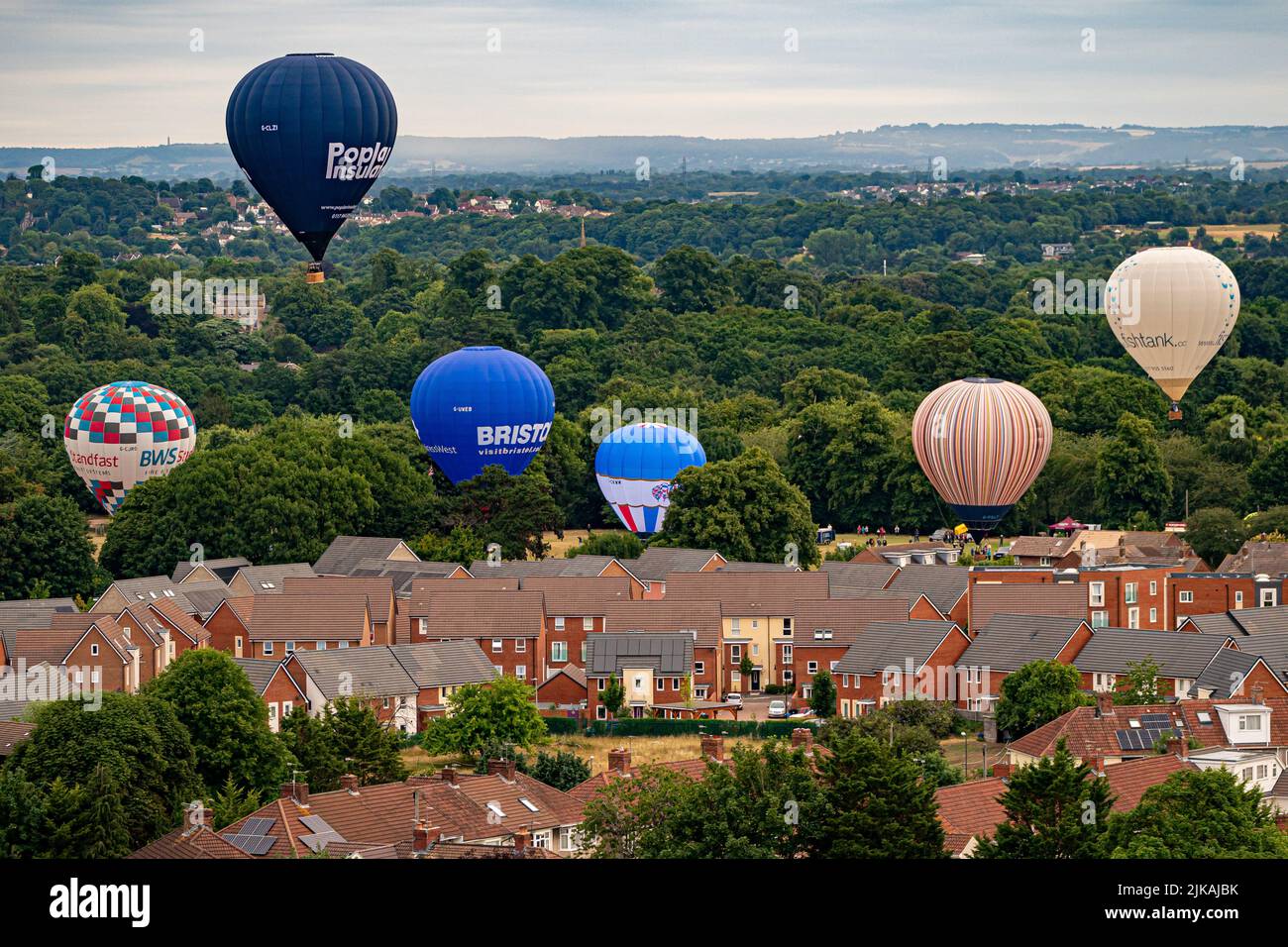 Los globos despegan en Bristol, antes de la Bristol International Balloon Fiesta 2022. Fecha de la foto: Lunes 1 de agosto de 2022. Foto de stock