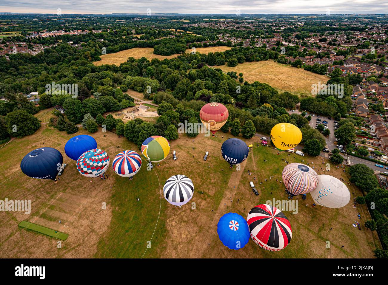 Los globos se preparan para despegar para un vuelo sobre Bristol, antes de la Bristol International Balloon Fiesta 2022. Fecha de la foto: Lunes 1 de agosto de 2022. Foto de stock