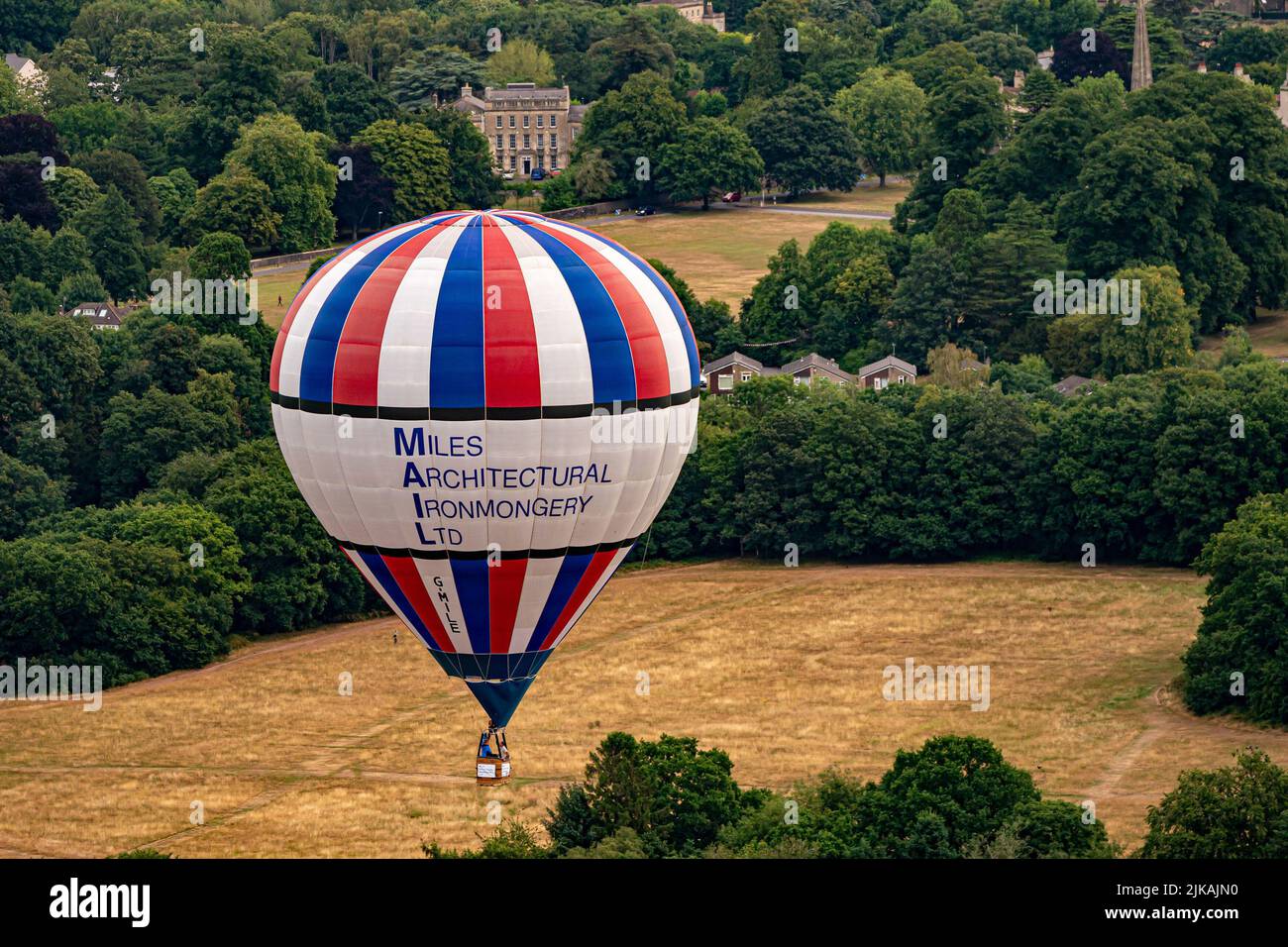 Un globo sobrevuela Bristol, antes de la Bristol International Balloon Fiesta 2022. Fecha de la foto: Lunes 1 de agosto de 2022. Foto de stock
