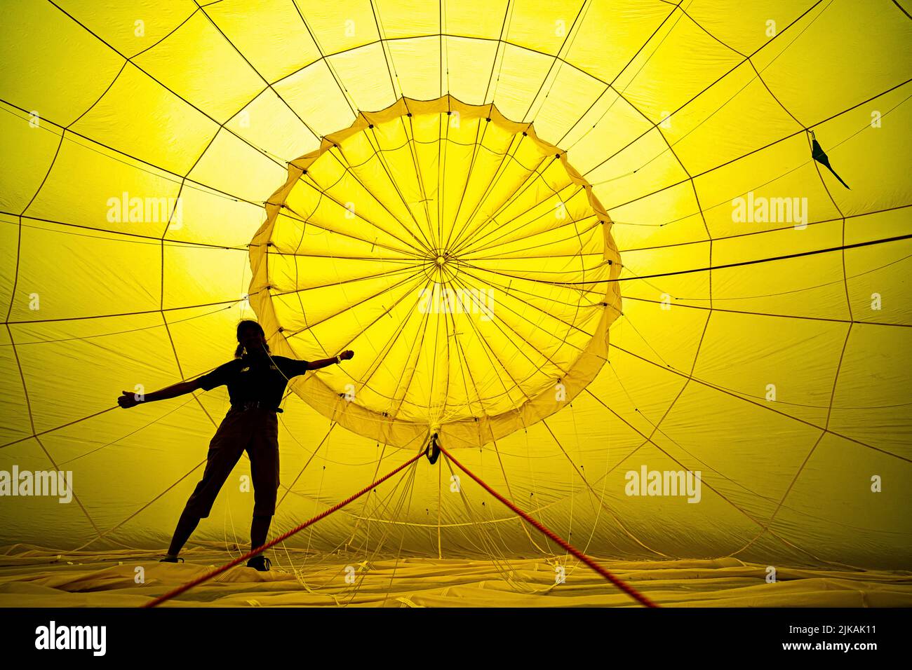 Una persona revisa las cuerdas dentro de un globo antes de un vuelo sobre Bristol, antes de la Bristol International Balloon Fiesta 2022. Fecha de la foto: Lunes 1 de agosto de 2022. Foto de stock