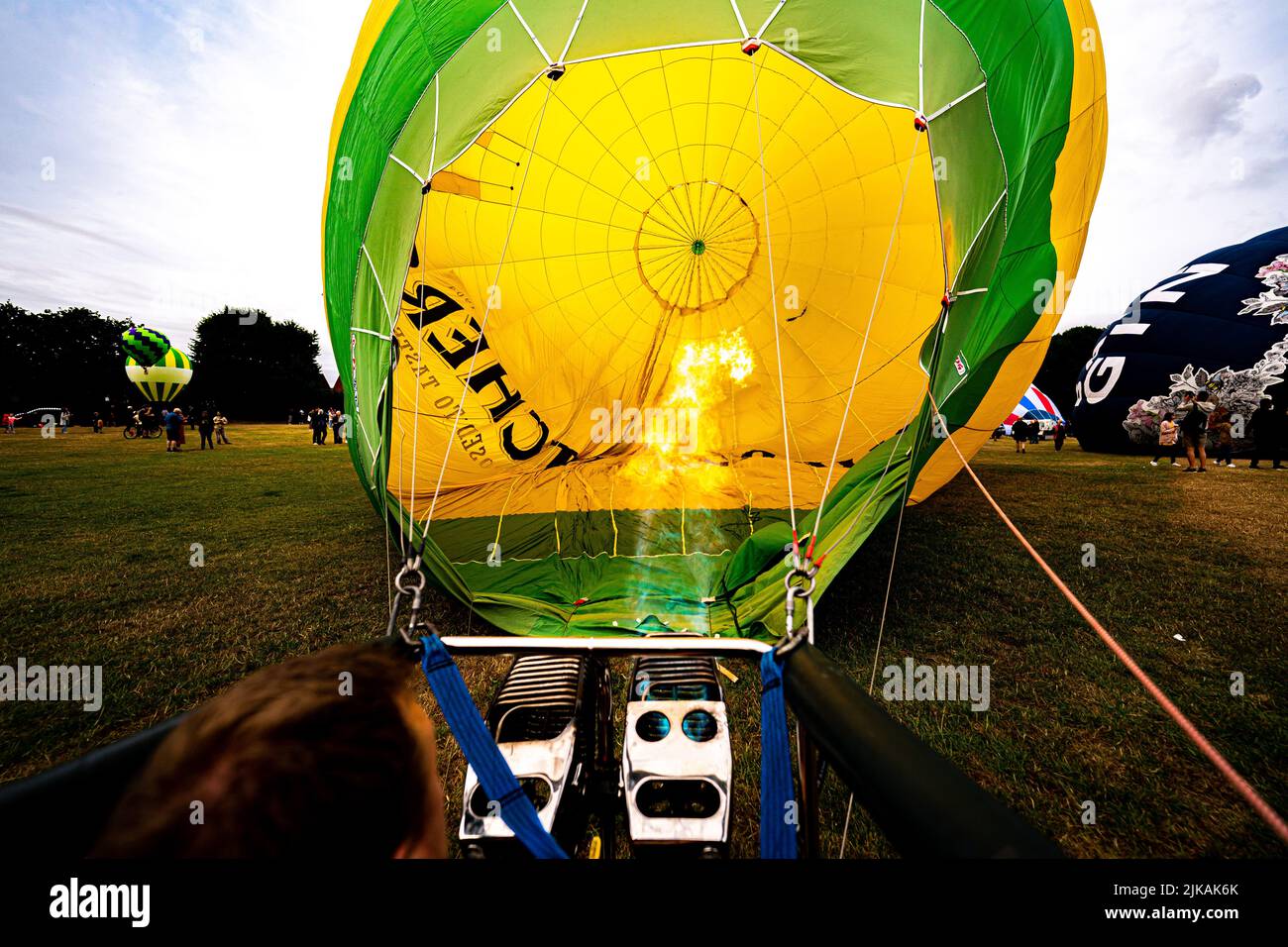 Se infla un globo antes de un vuelo sobre Bristol, antes de la Bristol International Balloon Fiesta 2022. Fecha de la foto: Lunes 1 de agosto de 2022. Foto de stock