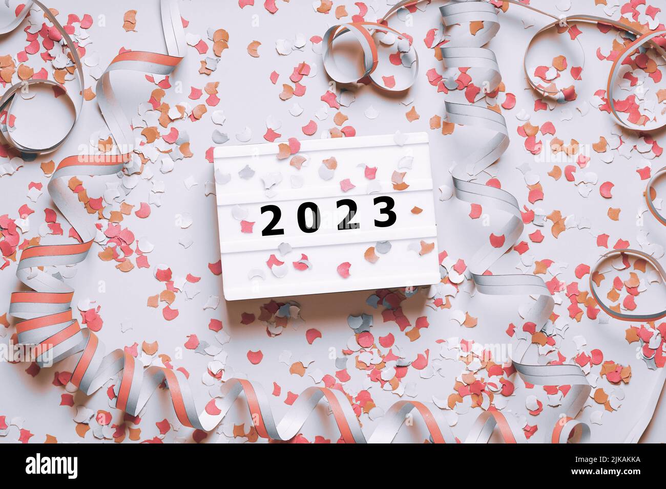 feliz año nuevo 2023 fiesta plana con confeti y streamers Foto de stock