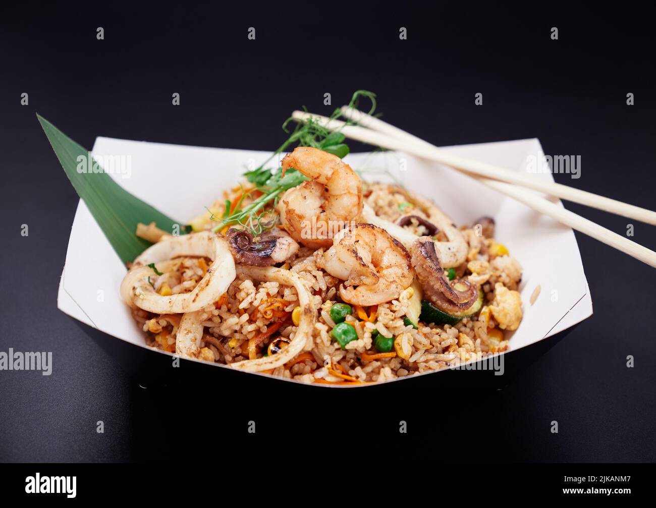 Comida rápida tailandesa saludable. Camarones, calamares y pulpos con arroz  salteado. Arroz frito con mariscos y verduras preparado en Tailandia wok  como concepto de comida vegetariana. Imagen de alta calidad Fotografía de