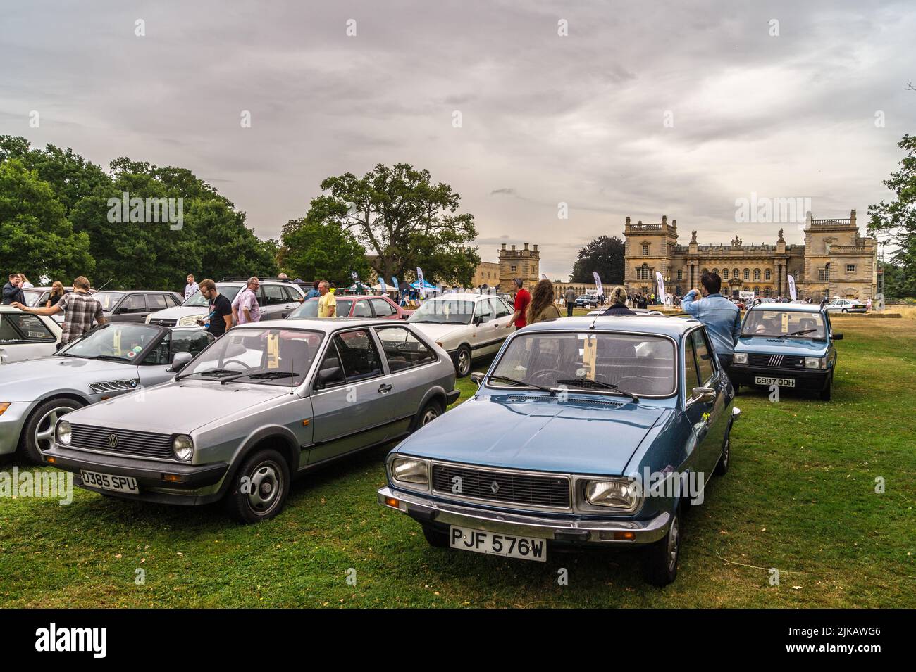 1981 Renault 12 y 1987 Volkswagen Golf berlina, Festival de los Unexceptional, Grimsthorpe Castle, Bourne, Lincolnshire, 2022 Foto de stock