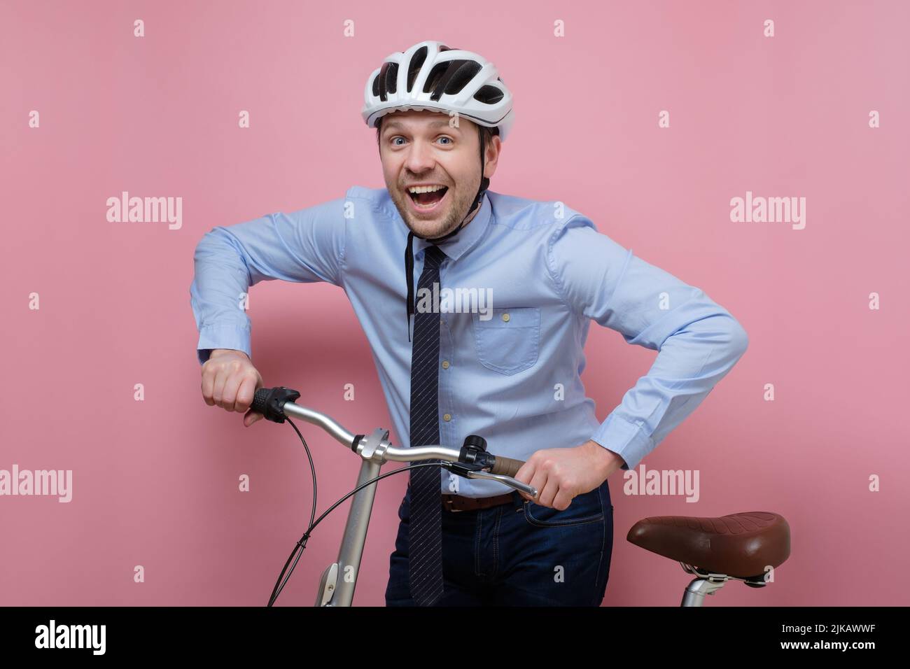 Feliz hombre sonriente en bicicleta sobre fondo colorido Foto de stock