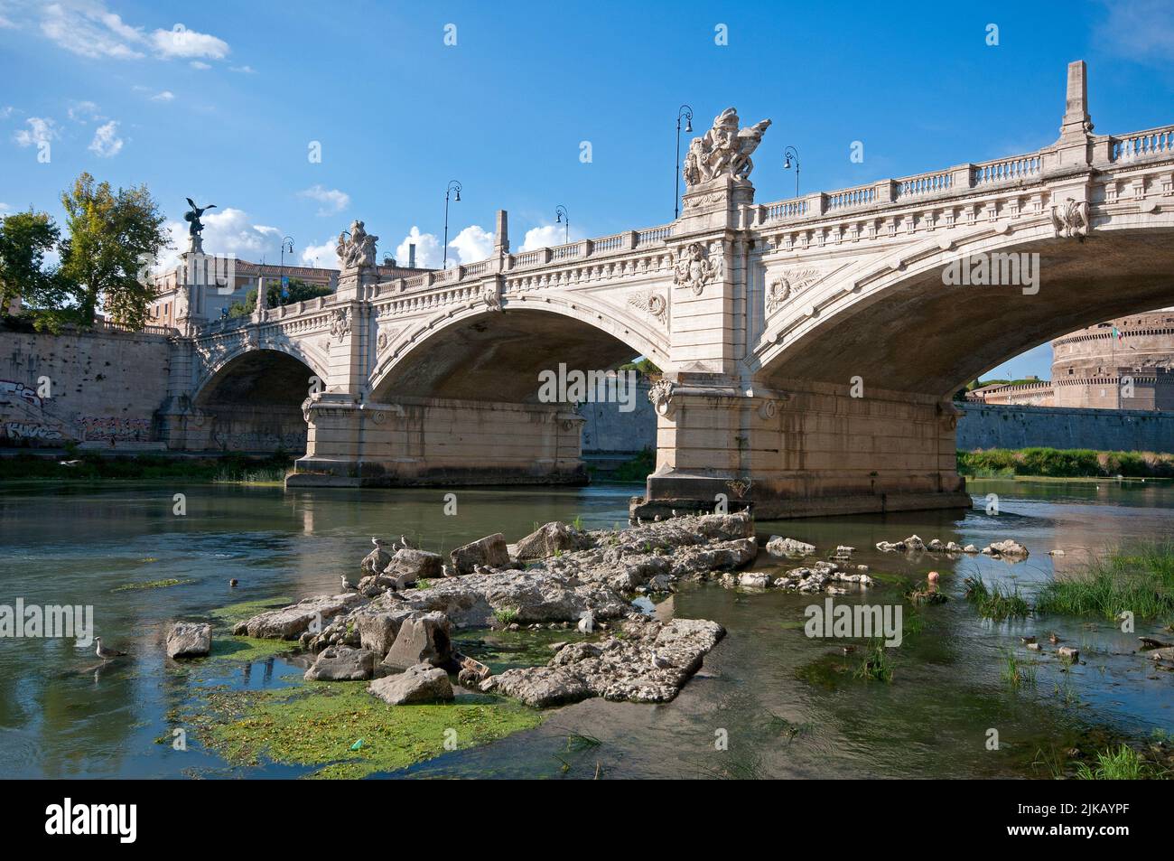 El puente Vittorio Emanuele II y los restos del antiguo puente Nerónico que emergen durante la sequía del río Tíber, Roma, Italia Foto de stock