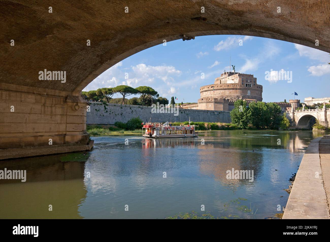 Río Tíber y Castel Sant'Angelo (Mausoleo de Adriano), vista bajo el puente Vittorio Emanuele II, Roma, Italia Foto de stock