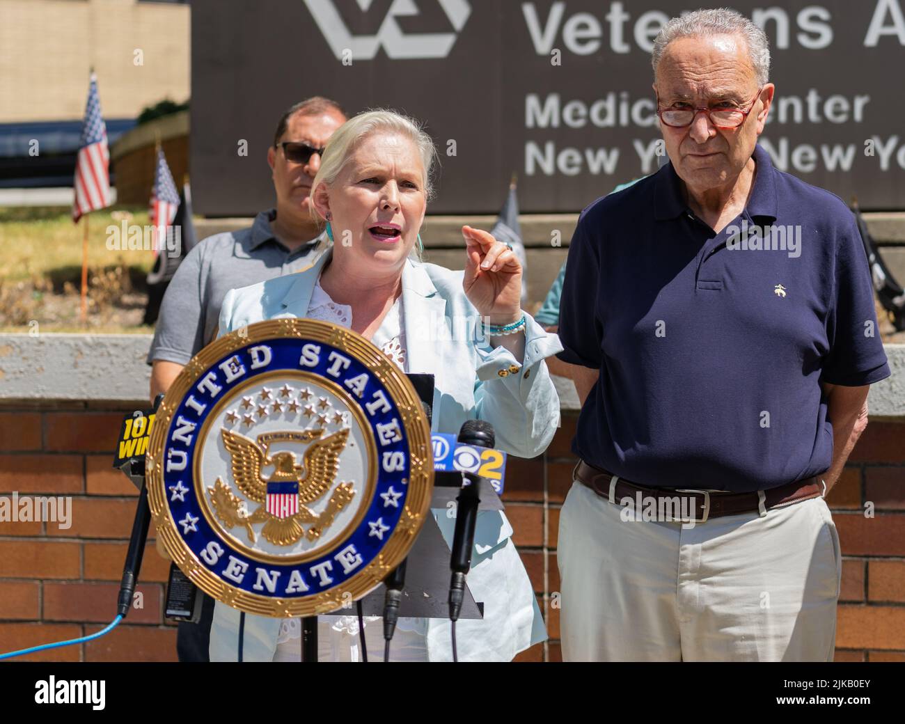 31 de julio de 2022, Nueva York, Estados Unidos: El Senador Chuck Schumer y  la Senadora Kirsten Gillibrand realizaron una conferencia de prensa en el  Centro Médico del Departamento de Veteranos Affiairs