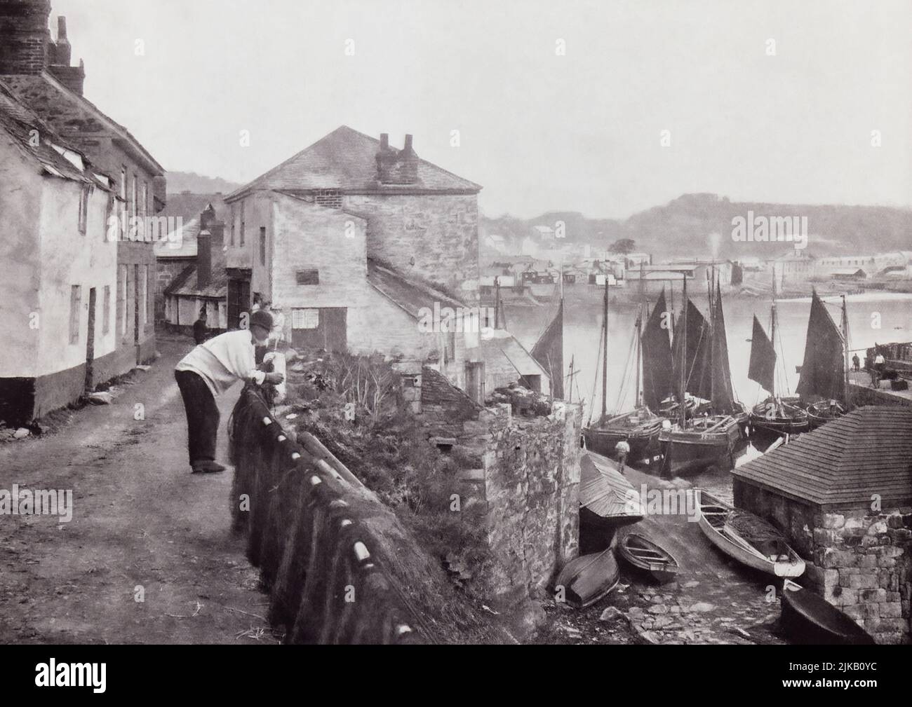 Newlyn, al suroeste de Cornualles, Inglaterra. Vista del pueblo y el puerto en el siglo 19th. De Alrededor de la Costa, un álbum de fotos de los principales lugares de interés de la costa en Gran Bretaña e Irlanda publicado en Londres, 1895, por George Newnes Limited. Foto de stock