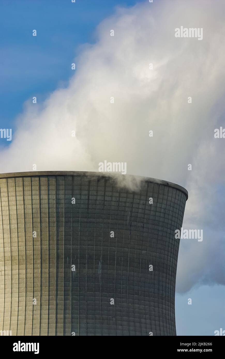 Torre de refrigeración de una central térmica, con el ejemplo de la central nuclear de Gundremmingen, Baviera, Alemania. Kühlturm eines Wärmekraftwerks Foto de stock
