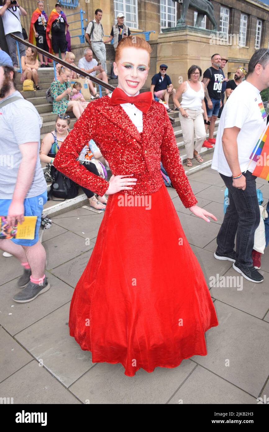 Norwich Pride, 2022 de julio, Reino Unido - Korben, de 16 años, cuyo vestido rojo de prom se volvió viral en las redes sociales Foto de stock