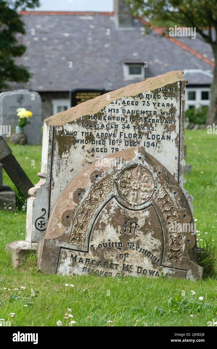 Lápida de tumba rota en el cementerio de Kirkandrews en Dumfries y Galloway, Escocia Foto de stock