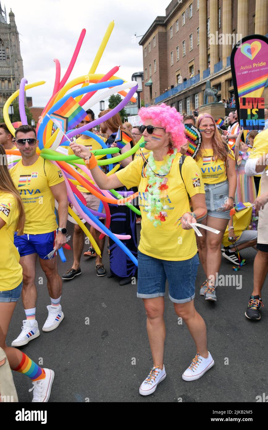 Norwich Pride, 2022 de julio, Reino Unido: Empleados de Aviva, importante empleador local y patrocinador de Pride Foto de stock