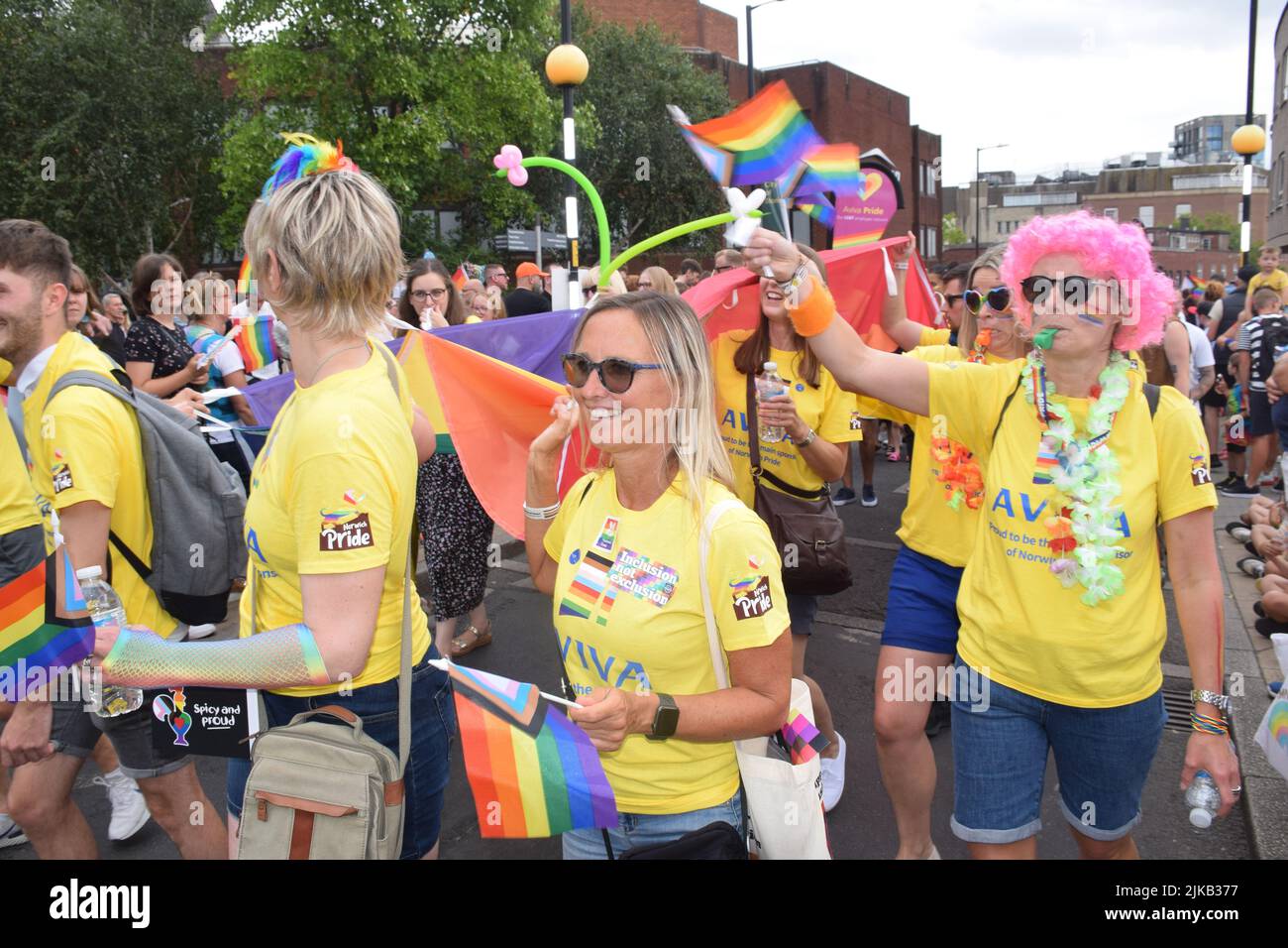 Norwich Pride, 2022 de julio, Reino Unido: Empleados de Aviva, importante empleador local y patrocinador de Pride Foto de stock
