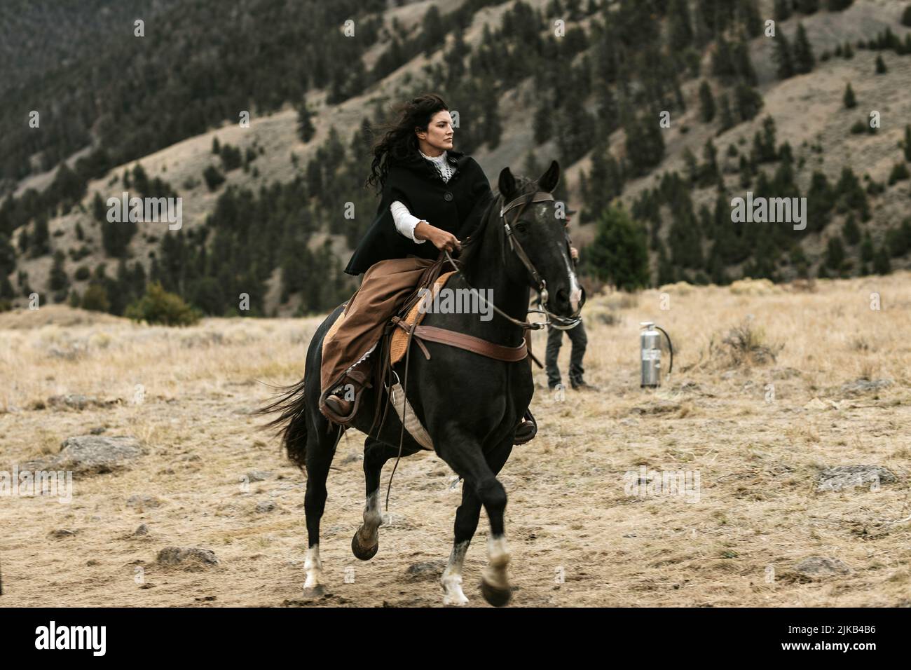 GINA CARANO in TERROR ON THE PRAIRIE (2022), dirigida por MICHAEL POLISH. Crédito Leyenda