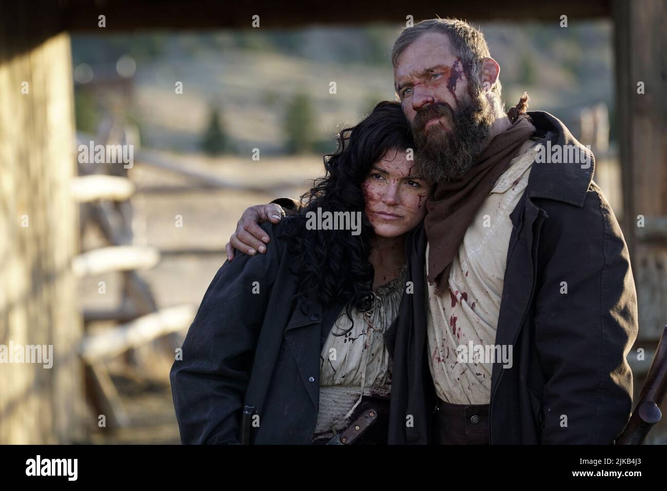 GINA CARANO y DONALD CERRONE en TERROR ON THE PRAIRIE (2022), dirigida